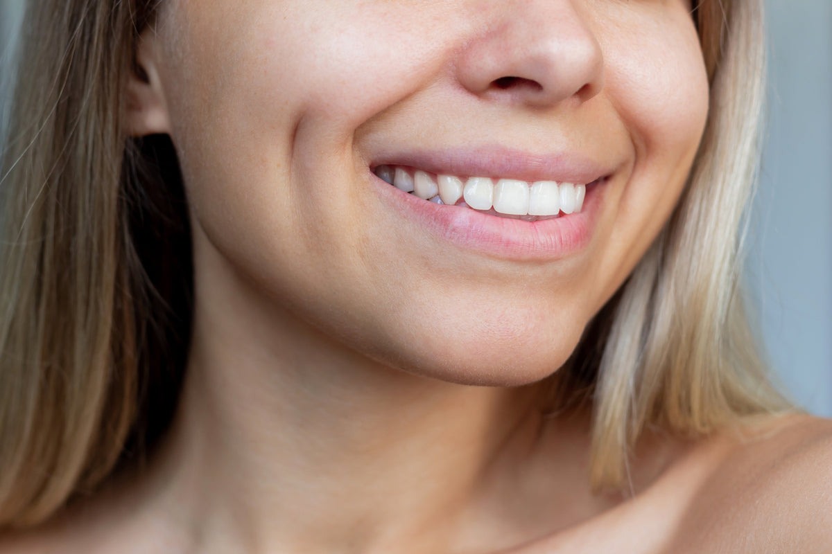 Weiße helle Zähne bekommen: 4 Tipps die wirklich helfen